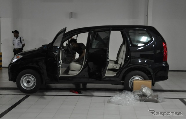 TUNAS DAIHATSU店舗裏にある整備工場のようす