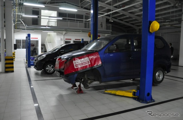 TUNAS DAIHATSU店舗裏にある整備工場のようす
