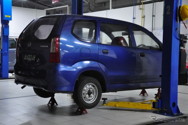 TUNAS DAIHATSU店舗裏にある整備工場のようす