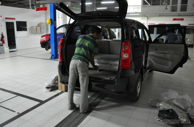 TUNAS DAIHATSU店舗裏にある整備工場のようす