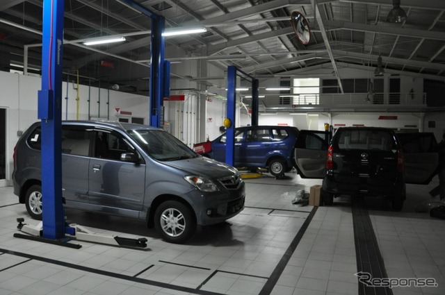 TUNAS DAIHATSU店舗裏にある整備工場のようす