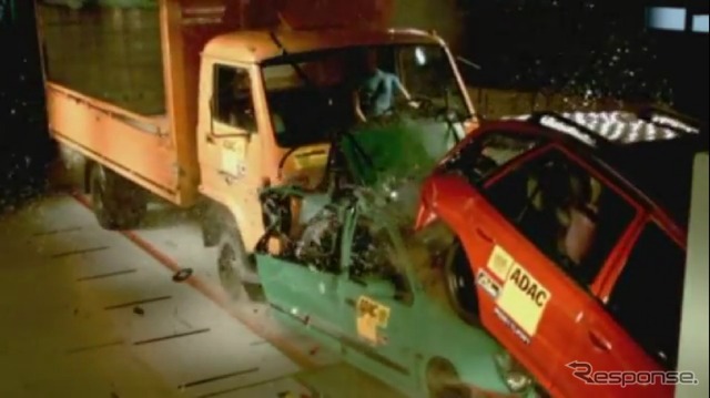 トラックを70km/hで2台の乗用車に追突させた実験映像(動画キャプチャー)