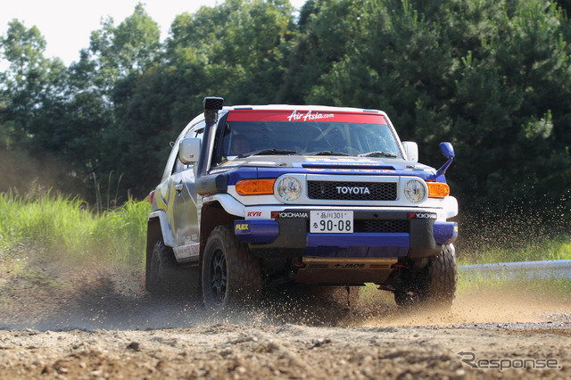 GEOLANDARを装着した哀川翔選手の 参戦車両、トヨタFJクルーザー