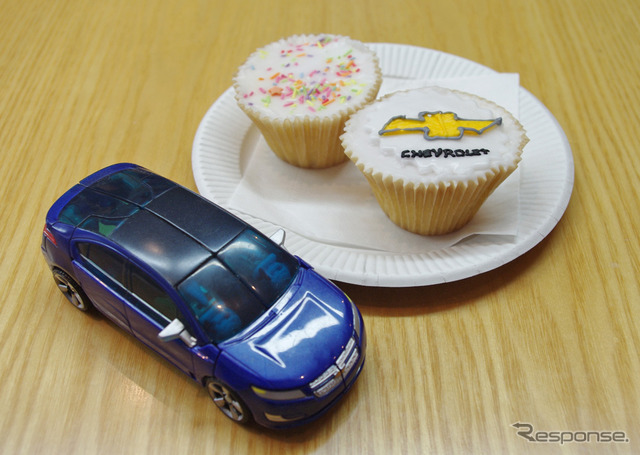 試乗会に登場したシボレーカップケーキと、ボルトのトランスフォーマー