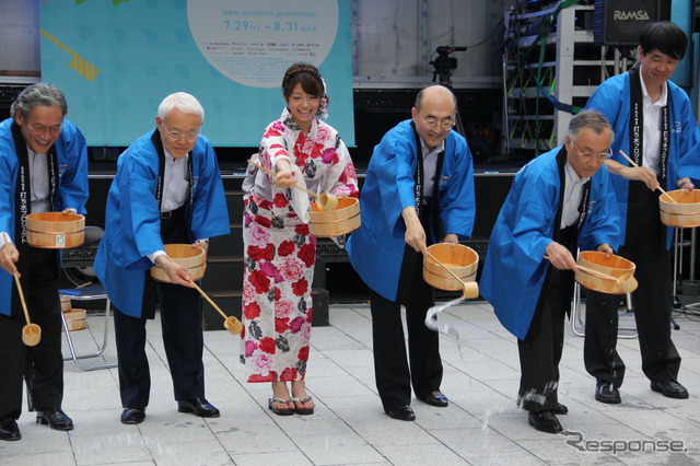 29日開催「行幸通りde打ち水」の風景。大手町界隈での打ち水イベントは8月31日まで開催中。