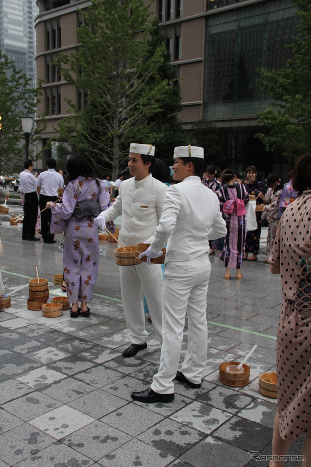 29日開催「行幸通りde打ち水」の風景。大手町界隈での打ち水イベントは8月31日まで開催中。