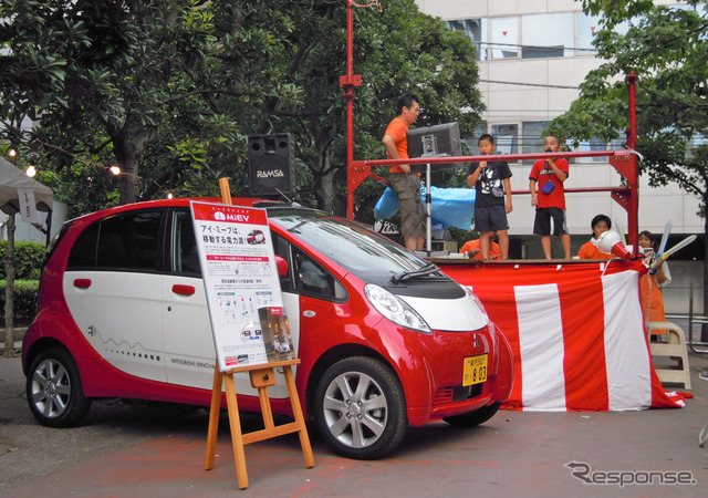 三菱は地域の夏祭り「芝まつり」でおこなわれた「ちびっこのど自慢大会」の機材用電源として、i-MiEVと給電装置を提供した(30日)