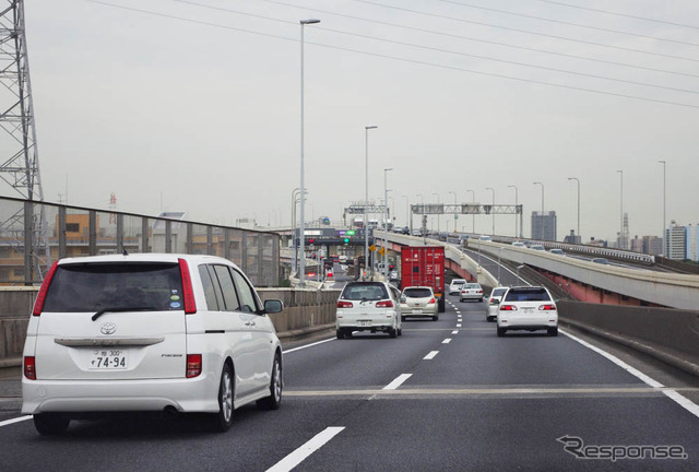 都内に戻ると渋滞が待ち受けていた。燃料カットを多用し、好燃費をキープ。制限時間との戦いだ。