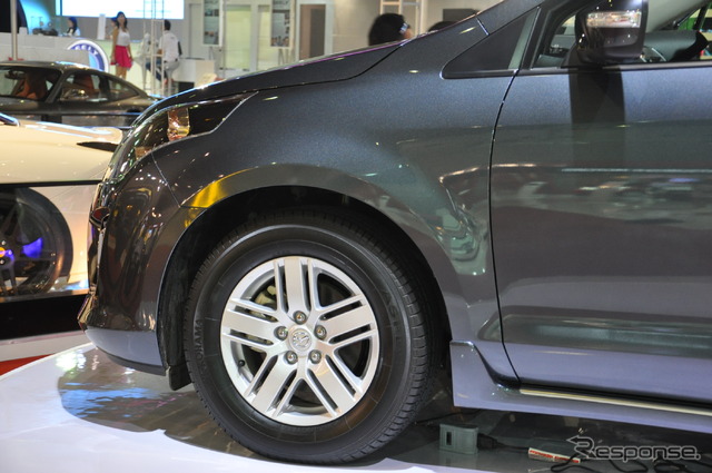 Mazda8(日本名:MPV。ジャカルタモーターショー11)
