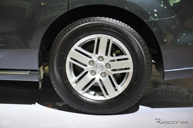 Mazda8(日本名:MPV。ジャカルタモーターショー11)