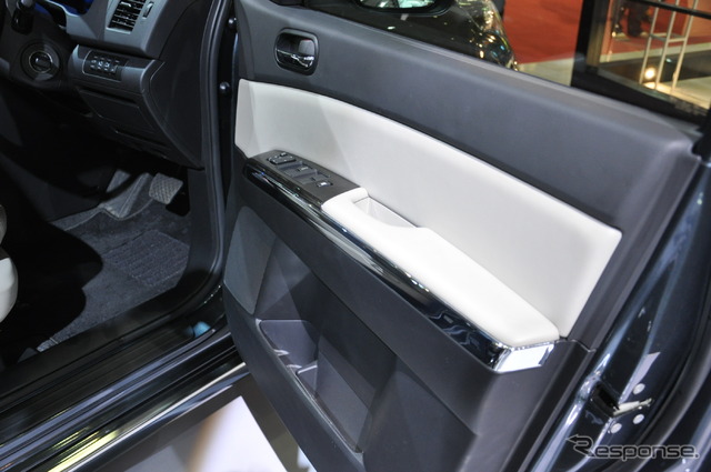 Mazda8(日本名:MPV。ジャカルタモーターショー11)