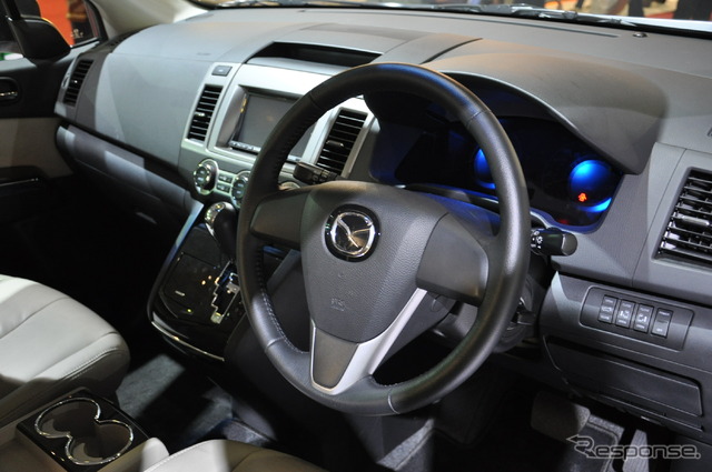 Mazda8(日本名:MPV。ジャカルタモーターショー11)