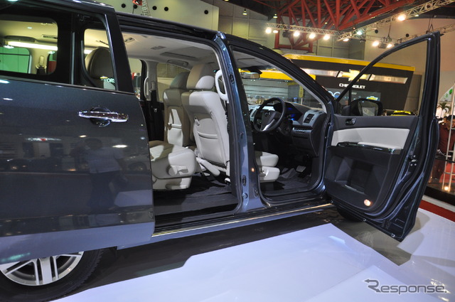 Mazda8(日本名:MPV。ジャカルタモーターショー11)