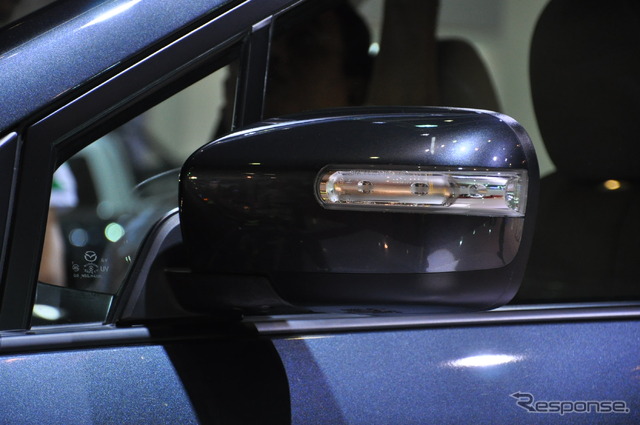 Mazda8(日本名:MPV。ジャカルタモーターショー11)