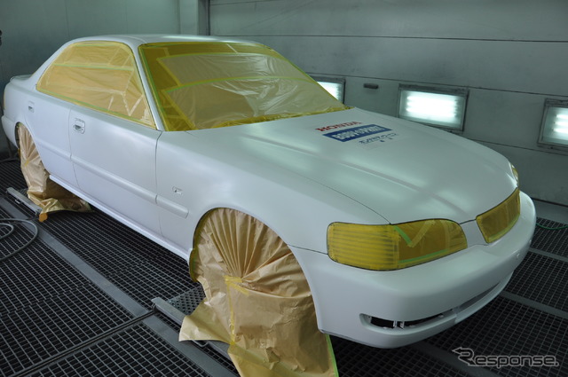 子供たちに塗装される前の車両