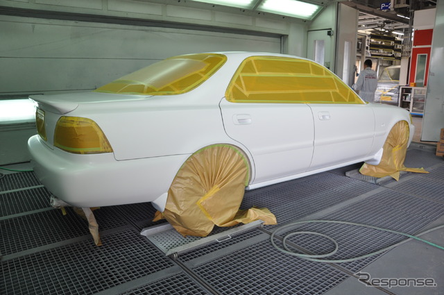 子供たちに塗装される前の車両
