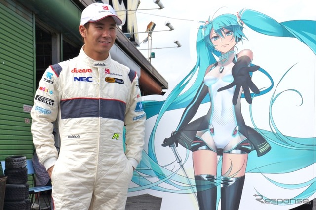 F1の小林可夢偉選手と初音ミクのツーショット