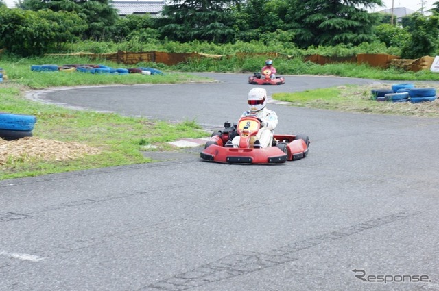 小林可夢偉選手は、初音ミクの痛車でレースに出場する、グッドスマイルレーシングのイベントに参加した