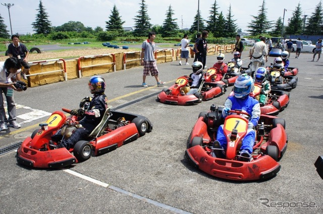 小林可夢偉選手は、初音ミクの痛車でレースに出場する、グッドスマイルレーシングのイベントに参加した