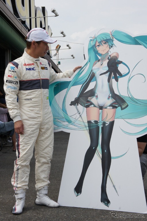 小林可夢偉選手は、初音ミクの痛車でレースに出場する、グッドスマイルレーシングのイベントに参加した