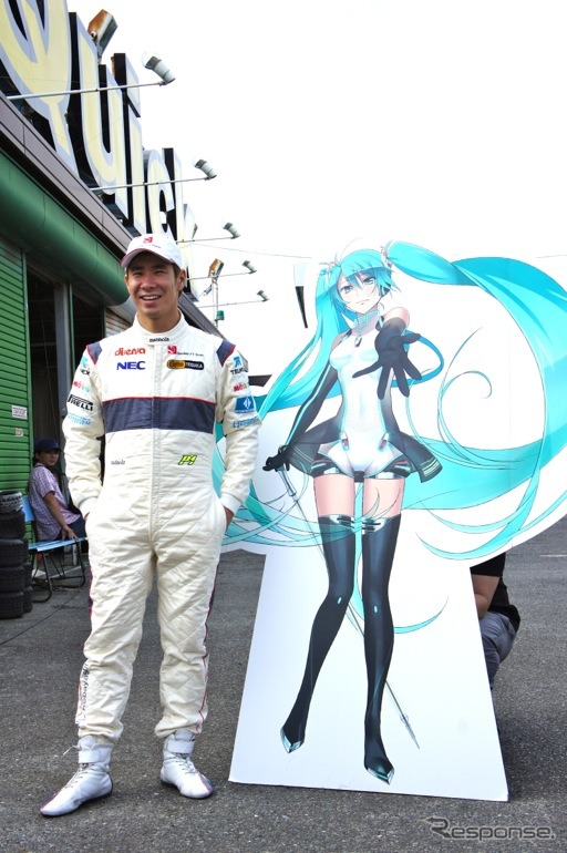 小林可夢偉選手は、初音ミクの痛車でレースに出場する、グッドスマイルレーシングのイベントに参加した