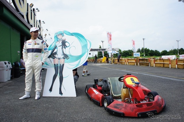 小林可夢偉選手は、初音ミクの痛車でレースに出場する、グッドスマイルレーシングのイベントに参加した