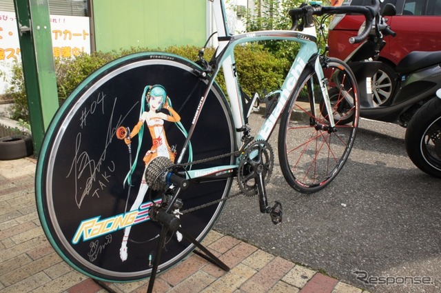 小林可夢偉選手は、初音ミクの痛車でレースに出場する、グッドスマイルレーシングのイベントに参加した