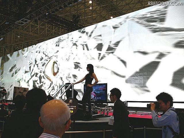 巨大な3D LEDディスプレイが設置されているソニーブースのメインステージ（CEATEC 10）