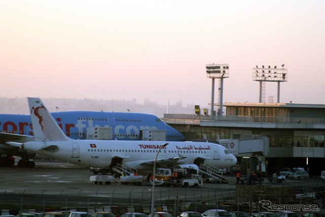 オルリー空港・南ターミナルに駐機中のチュニスエア機(手前)とコルセールフライ機(奥)