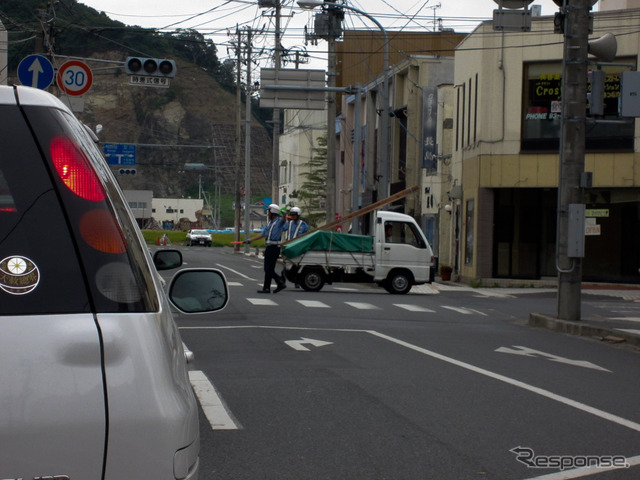 石巻市街中心部の信号機が復旧していない交差点では、愛知県警が交通整理を行っていた
