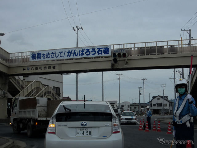 石巻市街中心部の信号機が復旧していない交差点では、愛知県警が交通整理を行っていた