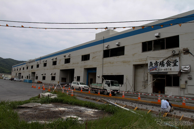 7月より業務を再開した女川魚市場。地盤沈下した岸壁をかさ上げしたために、建物が地下に埋もれる形になった