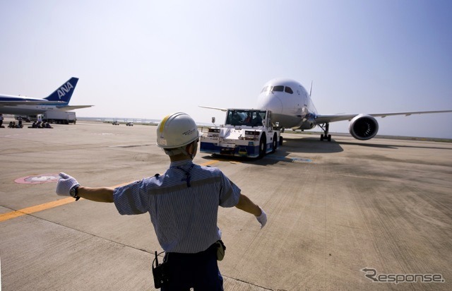 検証飛行で来日した、ANA塗装の、ボーイング社有787ドリームライナー(7月上旬)