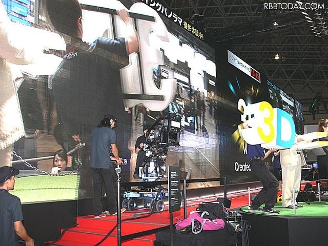 ステージ上にはレールドリーに乗った3Dカメラも設置され、ダイナミックな3Dライブ映像を迫力の大画面で楽しむことができる