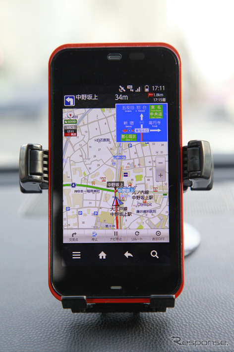 ゼンリンデータコム Android用 いつもNAVI 青看板表示も出される。スマートフォンの解像度も高いため、非常に小さい表示。