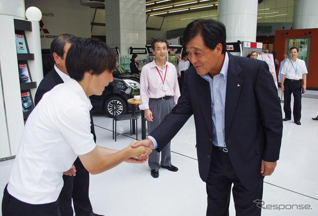 握手を交わす矢野選手と益子社長