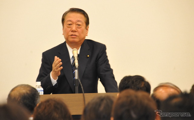 1年生議員の求めに応じて講演する小沢一郎元代表(10日・参議院)