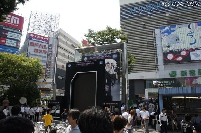 新宿駅東口に設置されたイベント会場