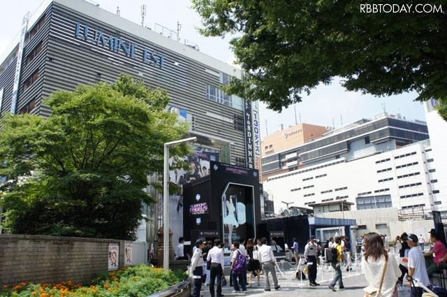 新宿駅東口に設置されたイベント会場