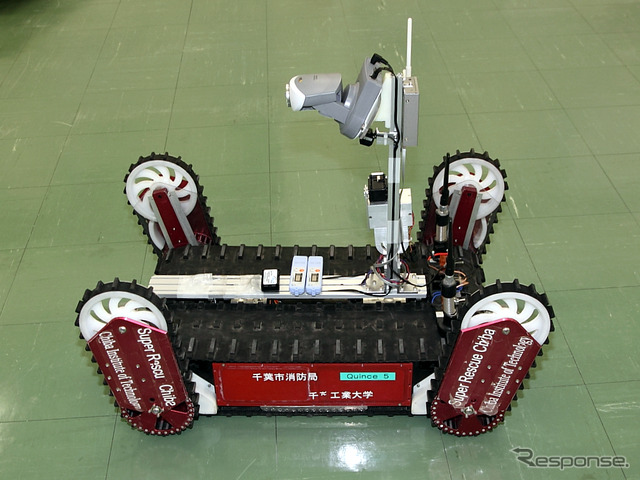 Quinceの千葉市消防局カラーリング仕様。使い勝手に関して、ロボットの専門家でない消防隊員に使ってもらうことで操作に関するフィードバックを半年間ほど行った