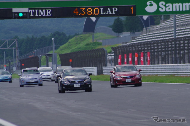 ハイブリッドカーによるレース、エコカーカップが富士スピードウェイのレーシングコースで開催された