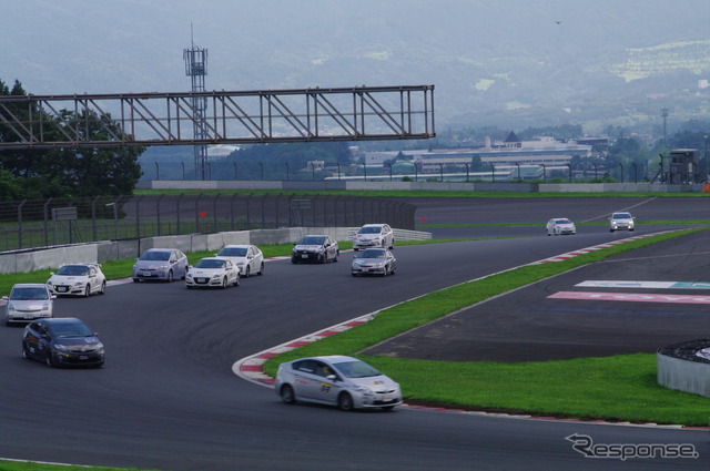 ハイブリッドカーによるレース、エコカーカップが富士スピードウェイのレーシングコースで開催された