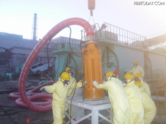 水中ポンプ設置作業の状況(3月17日撮影)