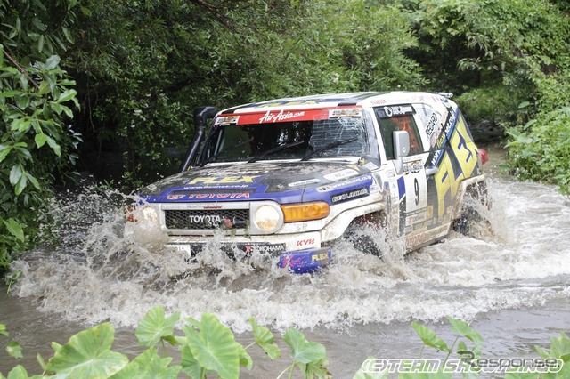 8月8日、SS3は204.53km、滑りやすい泥濘地やうっそうと樹木が茂ったジャングルが舞台