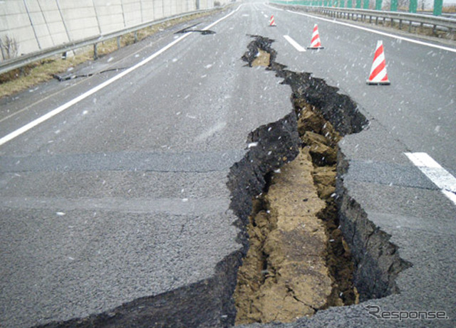 3月12日、震災直後の東北自動車道・福島飯坂IC〜国見IC。路面には亀裂と波うちが見られた。