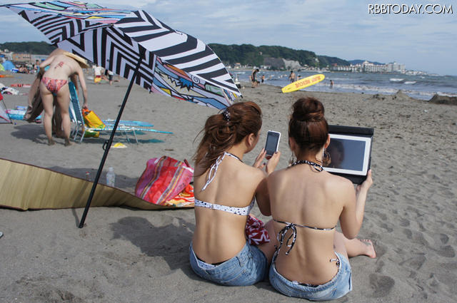 海辺のシートやビーチチェアに寝転びながら、iPadの大画面で、アプリやコンテンツを楽しむことができる