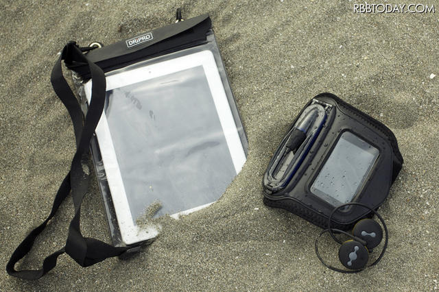 サンワサプライの防水ケース「200-PDA029 icon」(左)