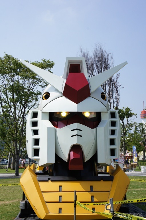 実物大ガンダムのパーツを展示する「お台場ガンダムプロジェクト2011」(C)創通・サンライズ