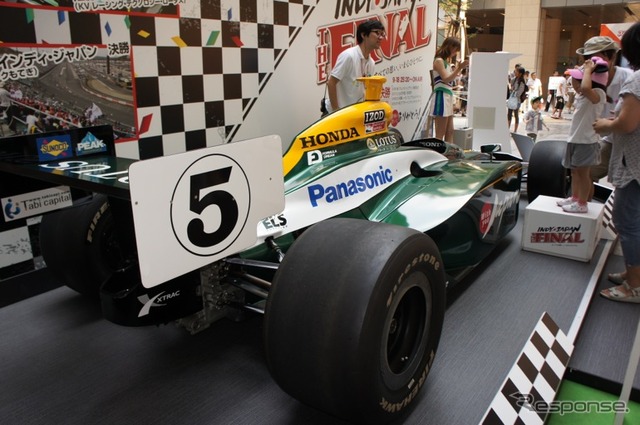 佐藤琢磨のインディカーマシンが汐留に登場