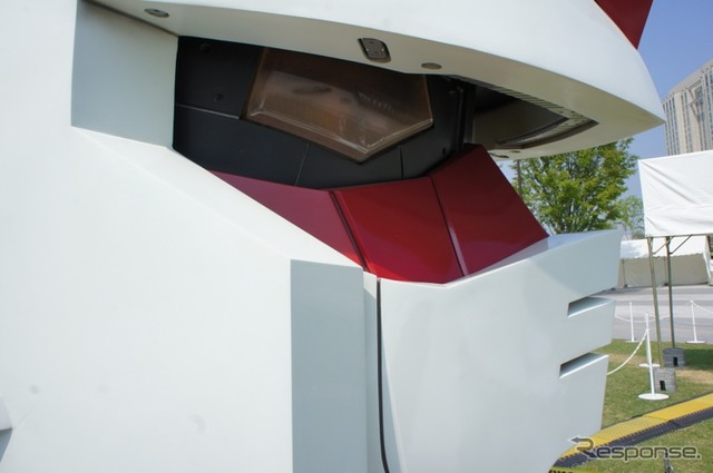 実物大ガンダムのパーツを展示する「お台場ガンダムプロジェクト2011」(C)創通・サンライズ